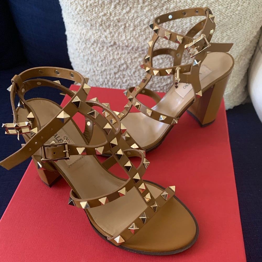 Valentino ROCKSTUD ANKLE STRAP SANDAL 90 MM tan brown